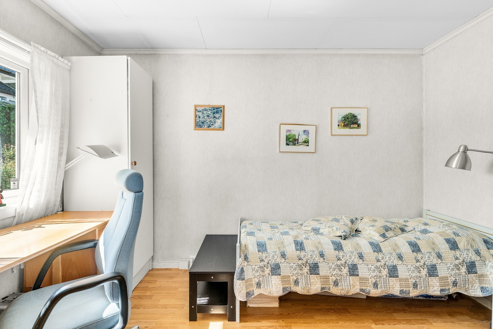 På det andre rommet oppe står det to enkle skap, og ekstra lagringsplass finnes i to boder i underetasjen. Galleribilde