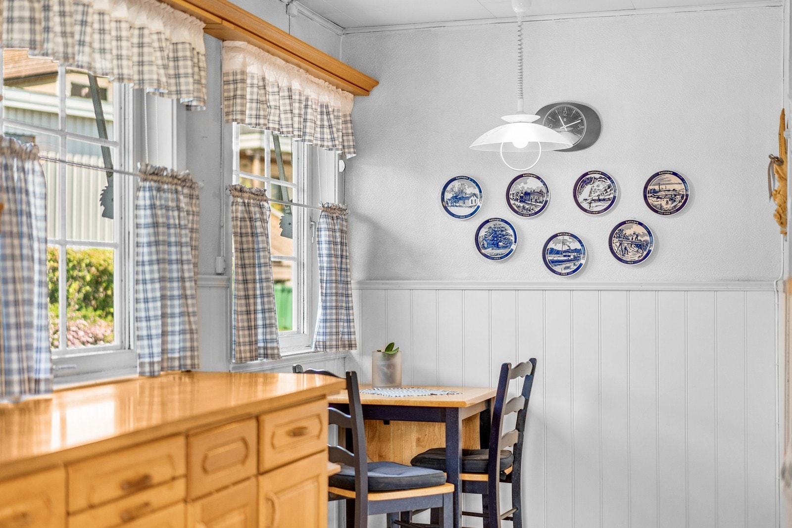 Under det ene vinduet er det rom for en hyggelig, liten spiseplass. Galleribilde