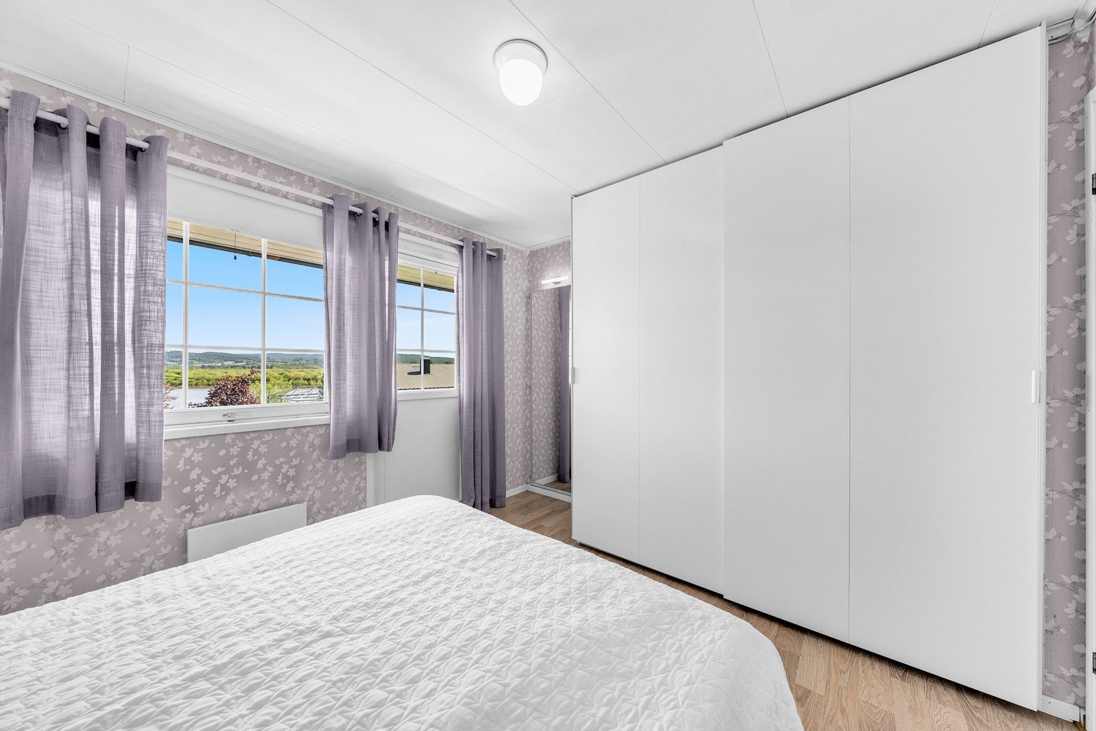 På hovedsoverommet er det utgang til en koselig balkong, og her våkner man til fin utsikt over nærområdet. Galleribilde