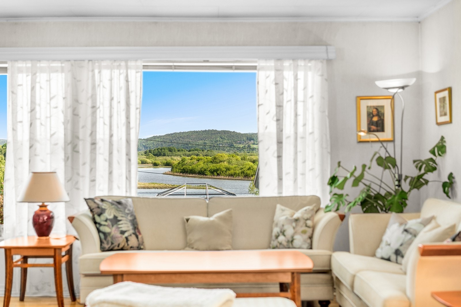 Vinduene ivaretar den nydelige utsikten over Nitelva og nærliggende natur. Galleribilde