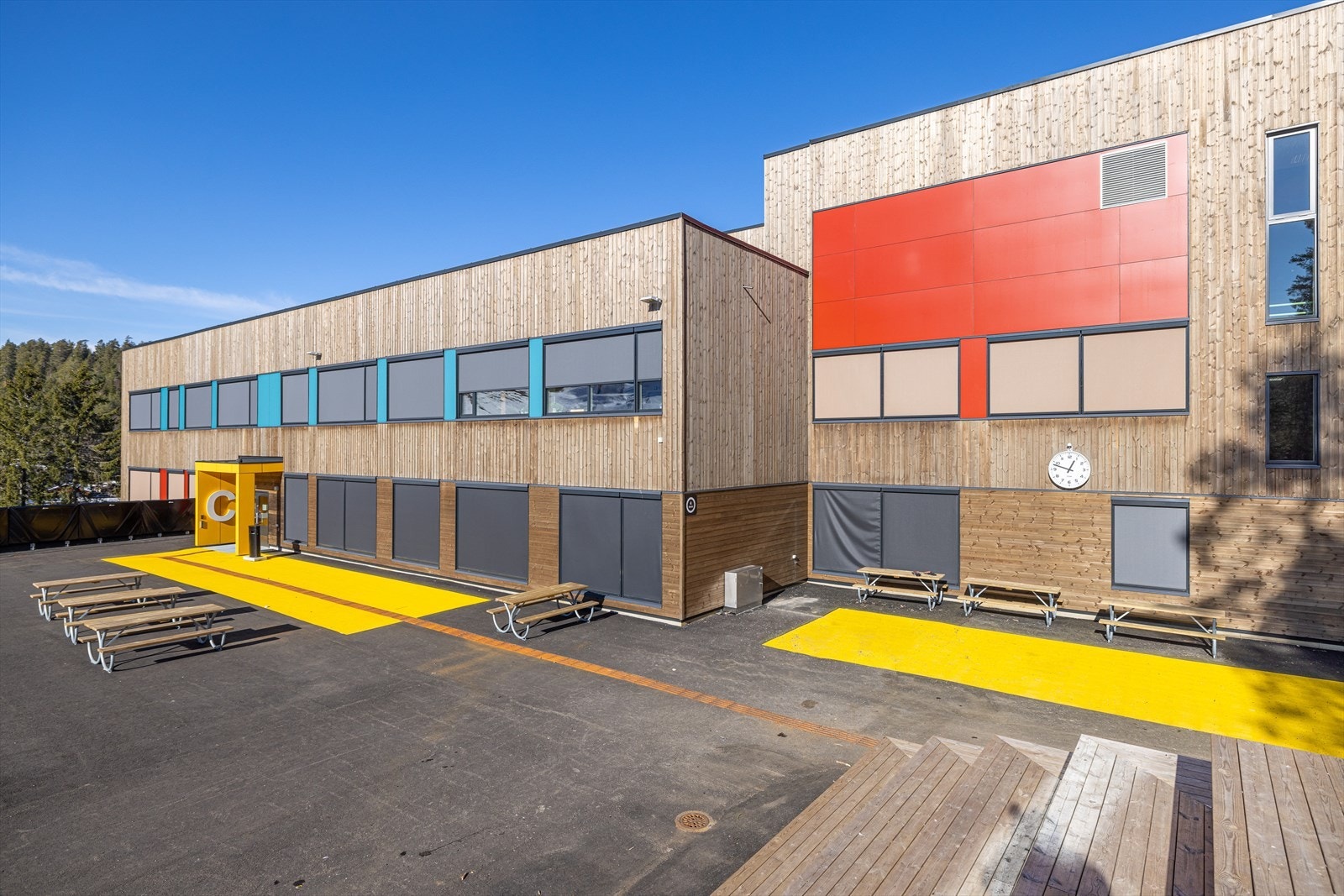 Fjerdingby skole er nasjonal pilot og den første skolen i Norge som bygges med Best Value metoden. Skolen har en flerbrukshall med en spilleflate som kan deles i tre deler og tribune langs den ene langsiden. Galleribilde