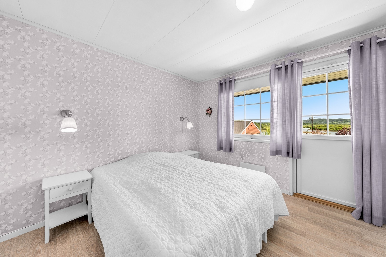 Eneboligen har tre soverom - to i første etasje og ett i underetasjen. Galleribilde