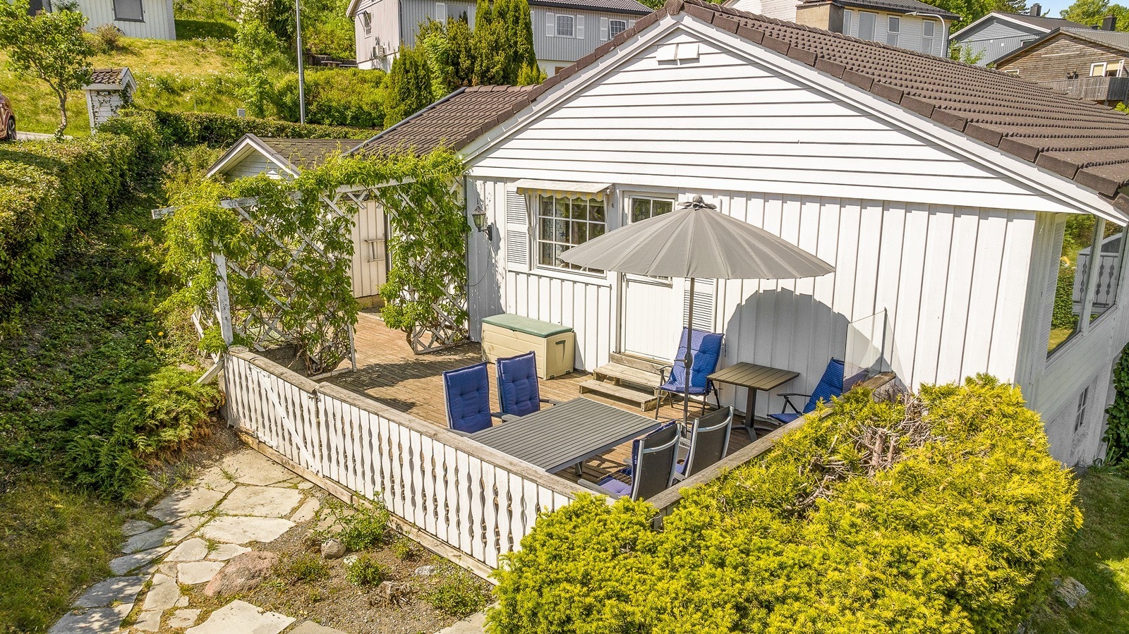 Livet utendørs nytes til fulle på en balkong og på en herlig terrasse. Galleribilde