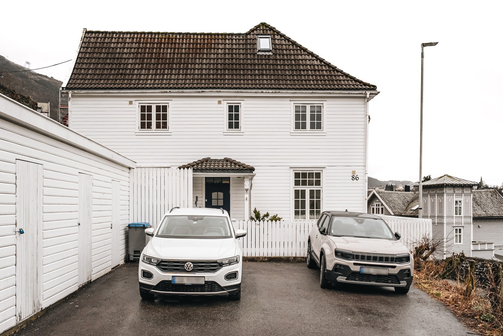 Parkering utenfor leiligheten medfølger. Galleribilde