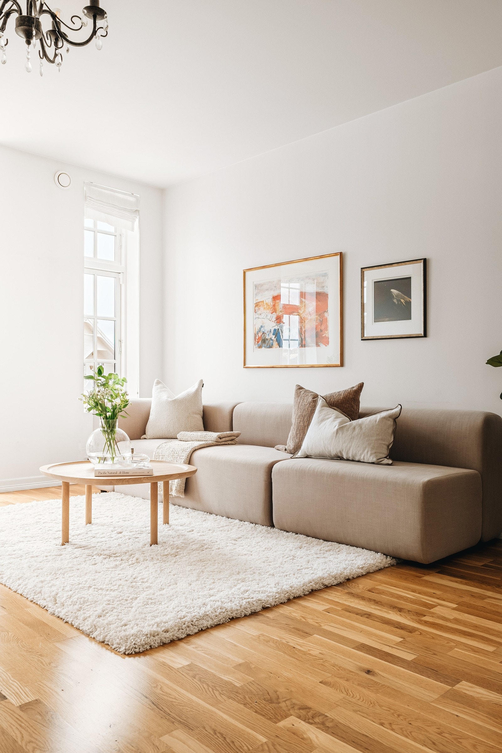 Store vindusflater sikrer godt med naturlig lys som skaper god atmosfære i rommet. Galleribilde