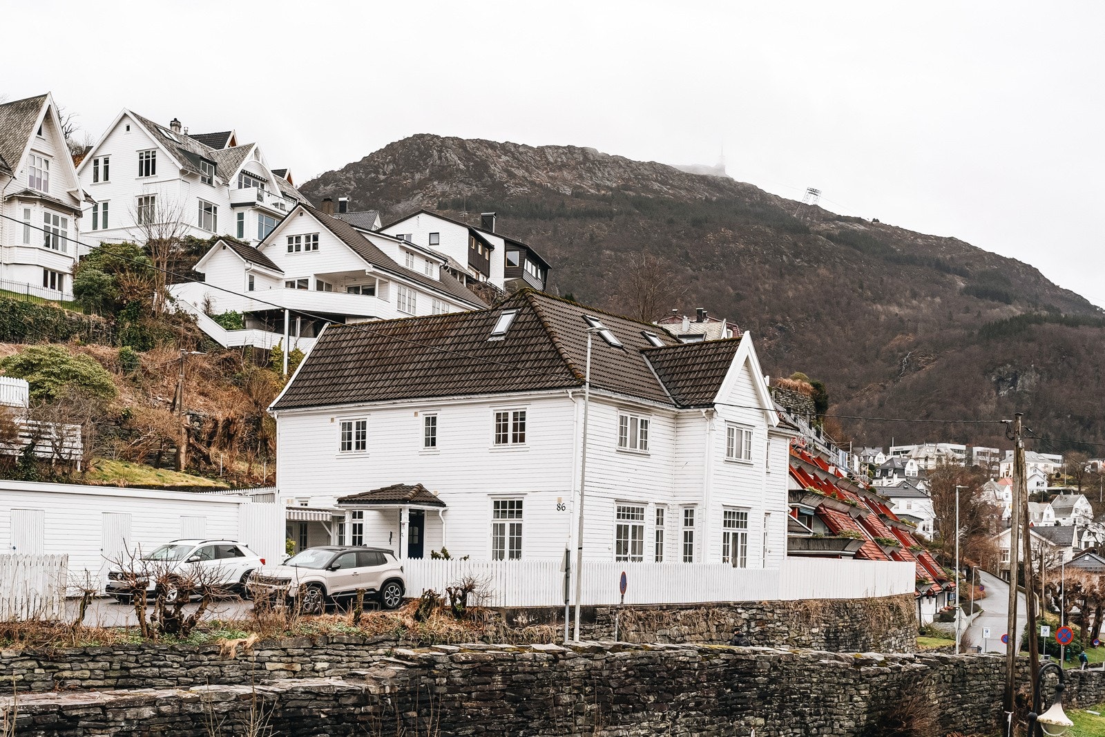 Midt mellom Bergen sentrum og Haukeland universitetssykehus, i et av Bergens eldste og mest ettertraktede villaområder, ligger Kalfarveien 86. Galleribilde