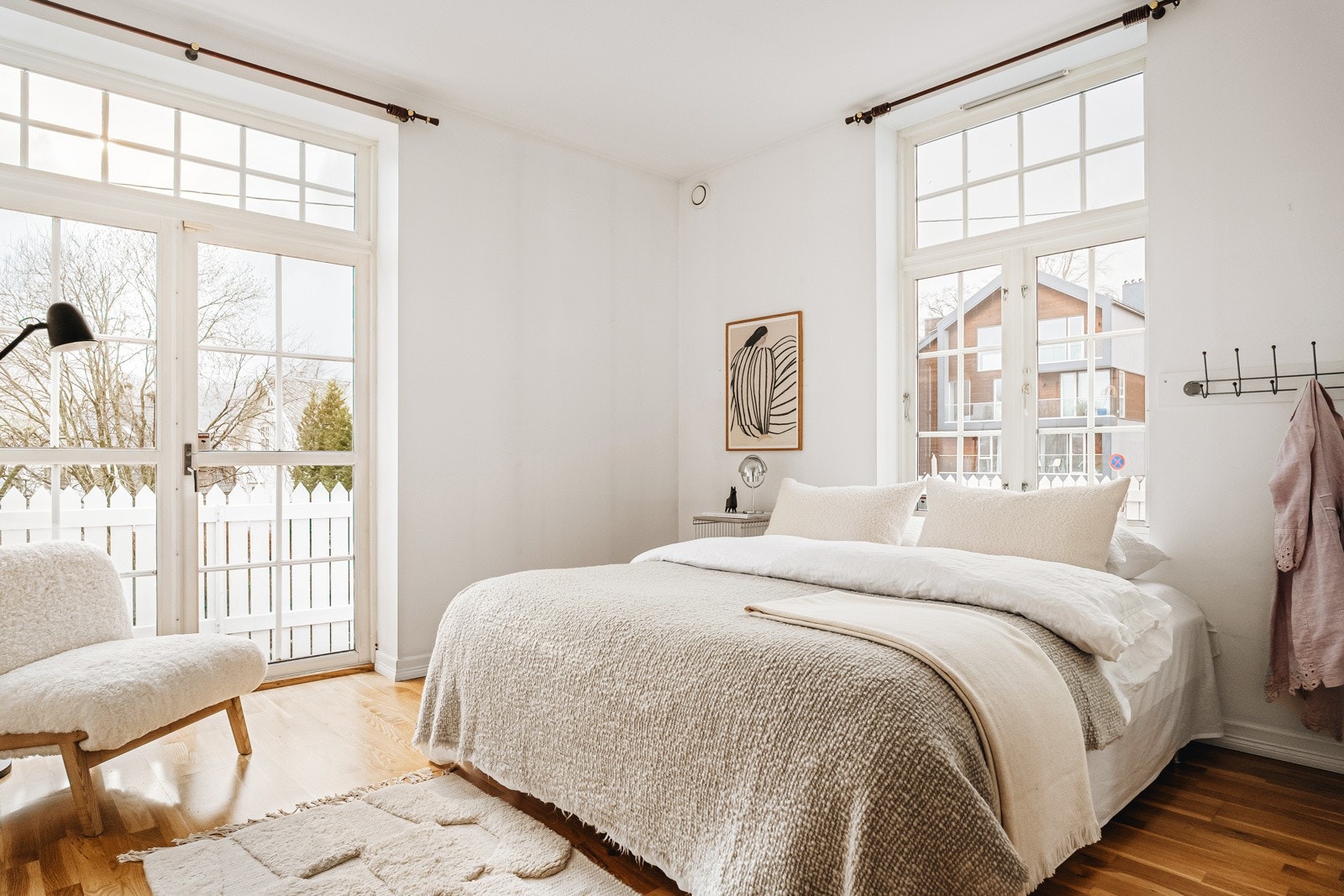 Fra dette soverommet er det terrassedør ut til leilighetens terrasse. Galleribilde