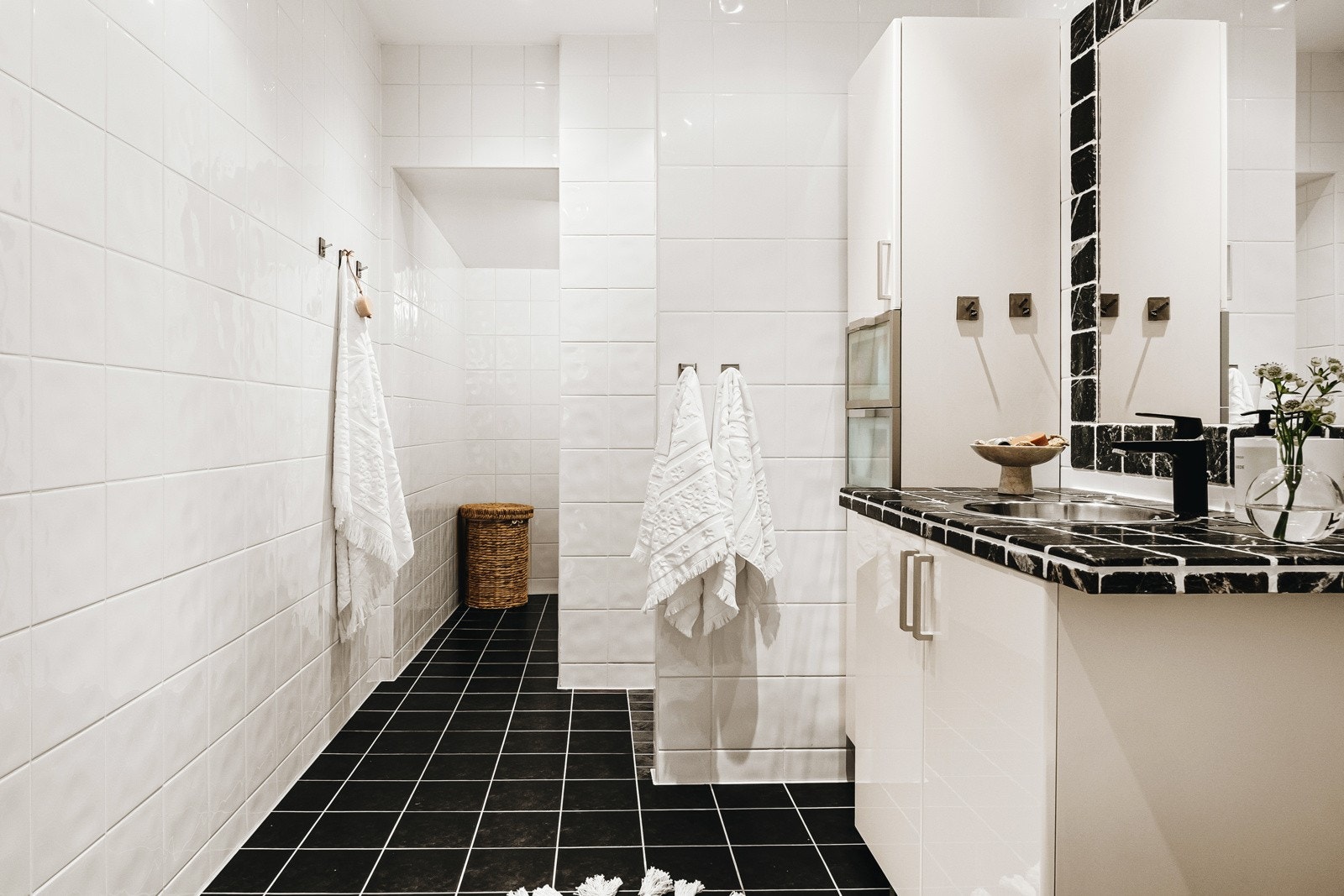 Leilighetens bad er romslig og måler 9,5 kvadratmeter. Galleribilde