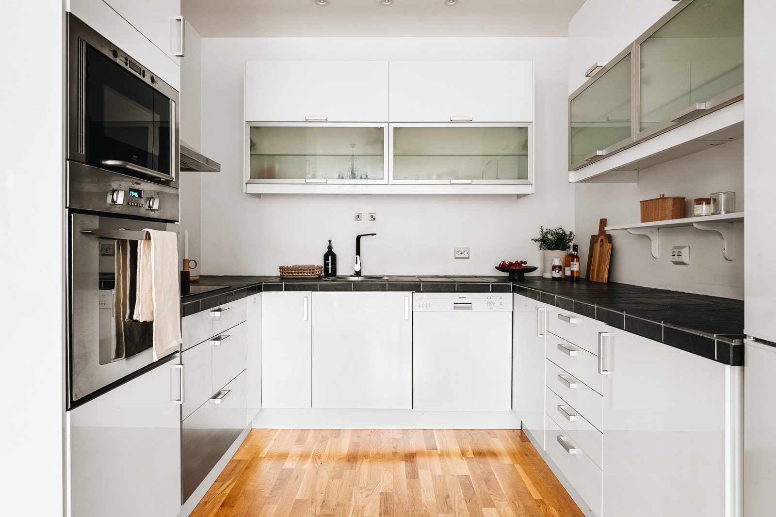 Kjøkkenet har kjøkkeninnredning fra IKEA med glatte fronter, flislagt benkeplate, planlimt stålvask med ett-greps blandebatteri. Galleribilde