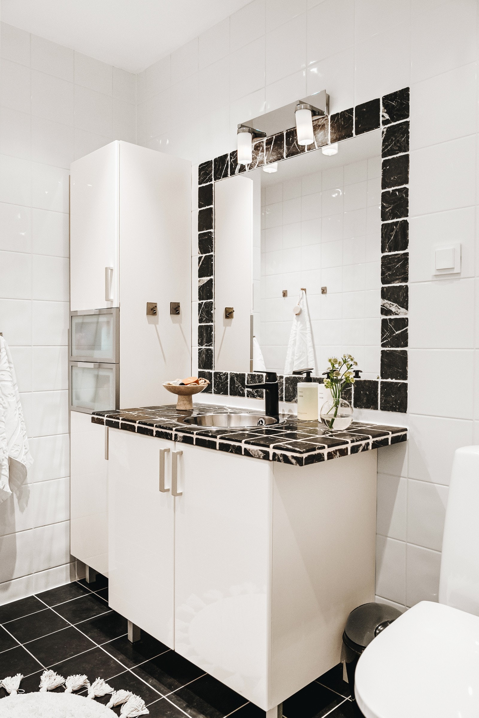 Ellers er det opplegg for vaskemaskin, varmtvannsbereder og fordelerskap til rør-i-rør. Galleribilde