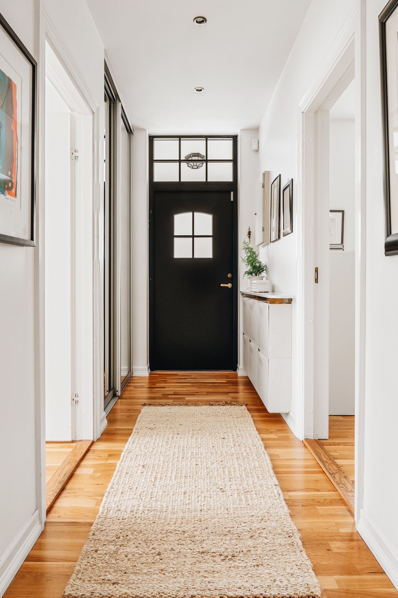 I gangen er det god plass til oppbevaring av sko- og yttertøy i skyvedørsgarderobe. Galleribilde