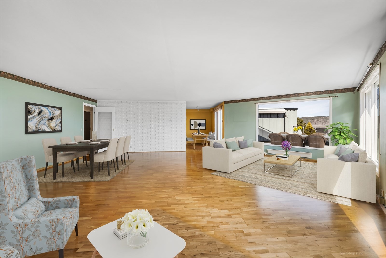Det er god plass til sofa, bord, spisegruppe som kan romme mange mennesker i hyggelig lag. (Bildet er digitalt stylet). Galleribilde