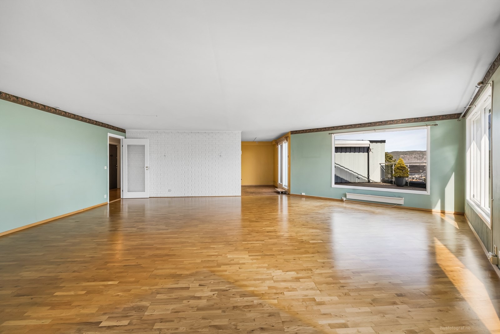I stuen er det parkett på gulv, veggene har malte flater og takene er malt. Galleribilde