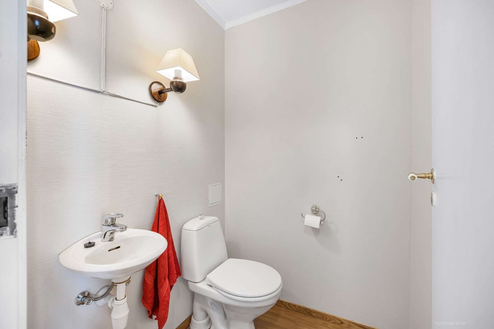 Toalettrommet har servant og toalett. Galleribilde