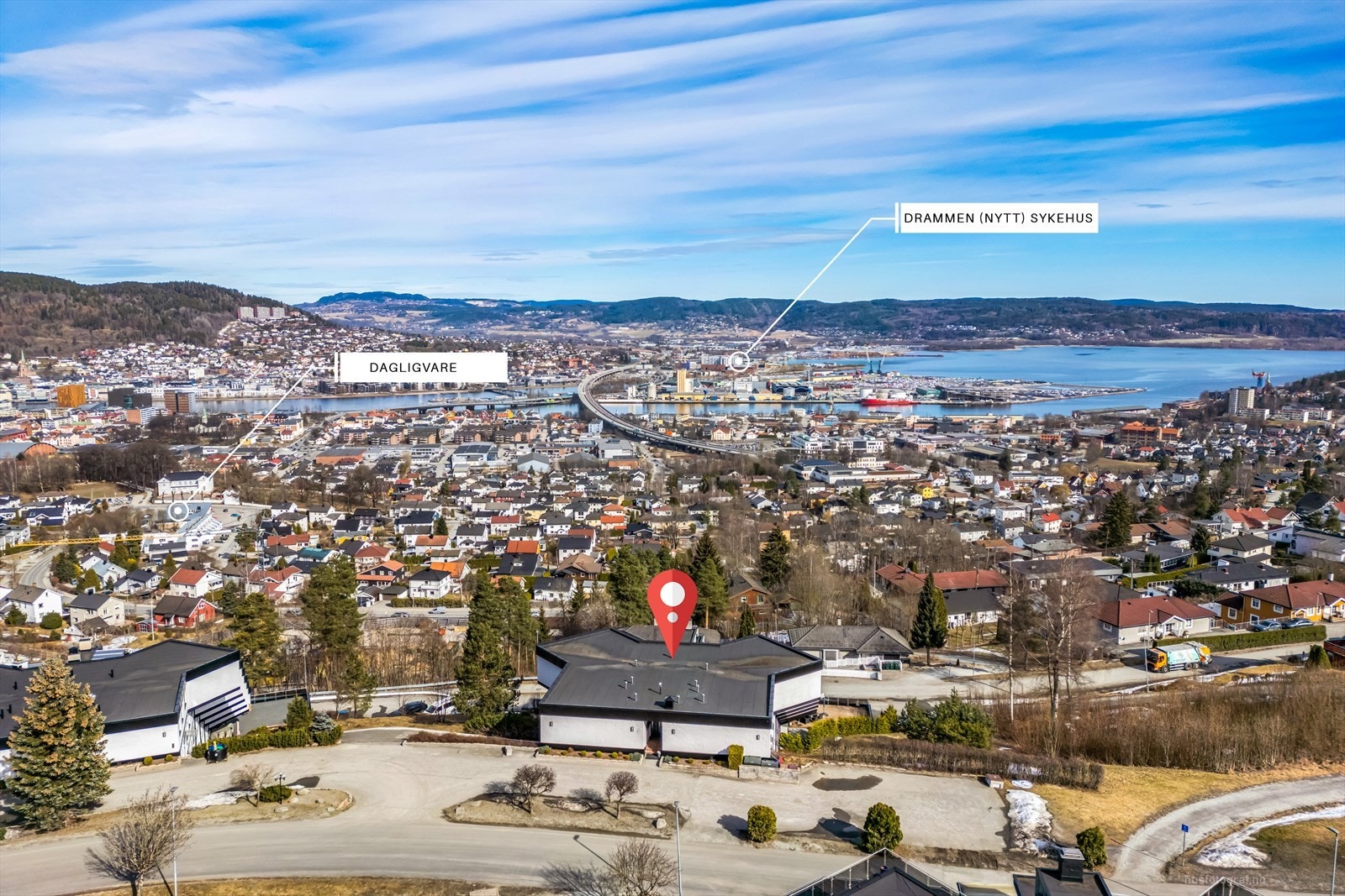 Kort vei til dagligvare og man har god utsikt ut mot Drammen Havn og Drammens nye sykehus. Galleribilde