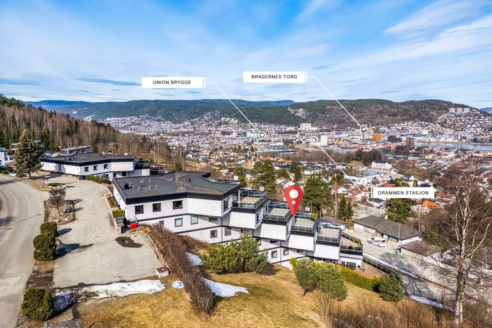 Gangavstand til bussholdeplass med hyppige avganger mot Drammen sentrum og togstasjon. Galleribilde