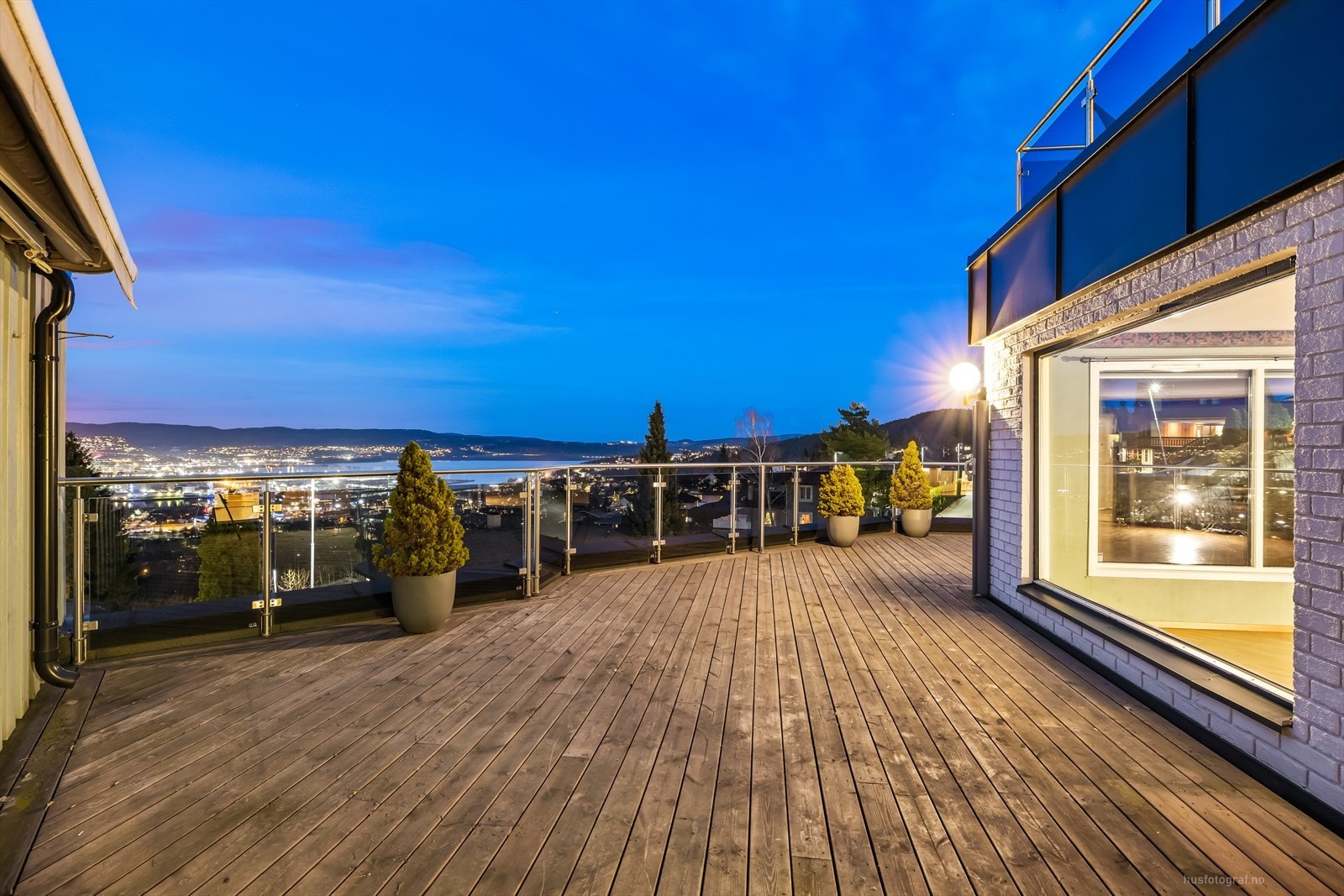Leiligheten har en stor terrasse på ca 45 kvm. Galleribilde