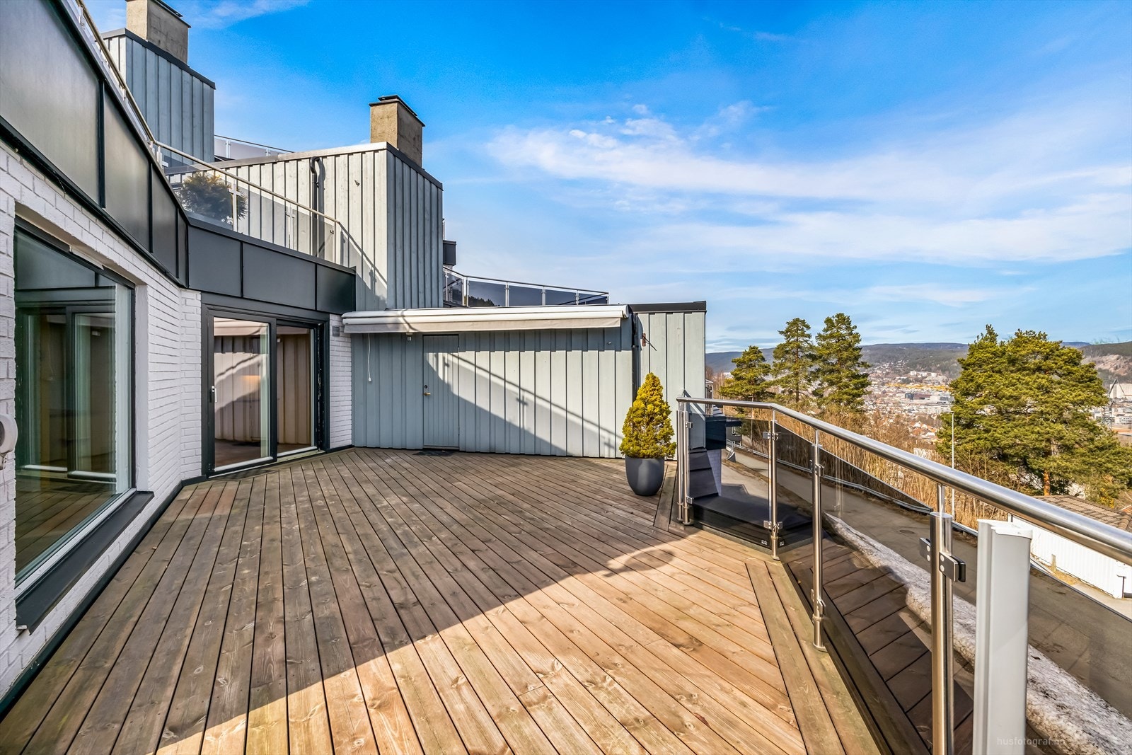 På terrassen er det en praktisk utebod. Galleribilde
