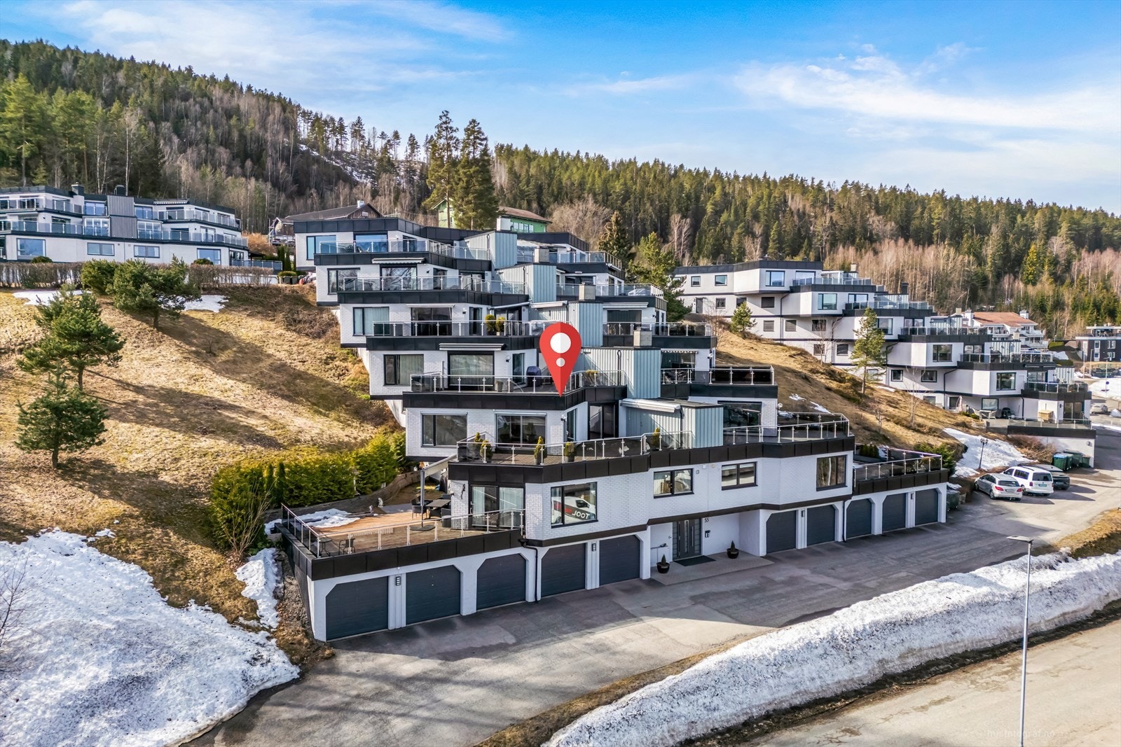 Attraktiv og sentral beliggenhet på Austad Skog med en av Drammens flotteste naturområder som nær nabo. Galleribilde