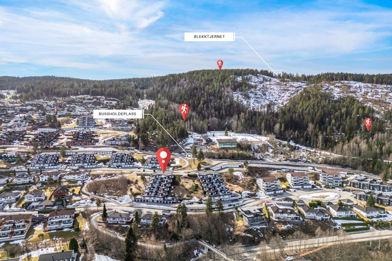 Fra leiligheten er det jort vei til bussholdeplass og det idylliske Blekktjern. Galleribilde