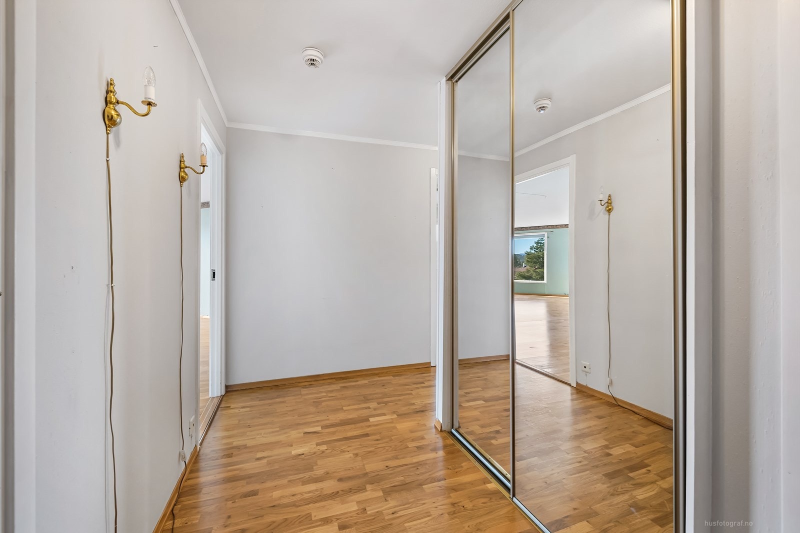 Her er det god plass til oppbevaring av yttertøy. Galleribilde