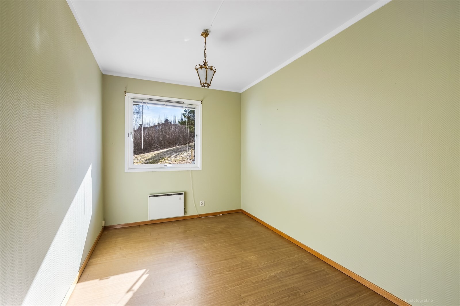 Her det belegg på gulv, malt strie og malte tak. Rommet kan brukes til gjesterom eller kontor. Galleribilde