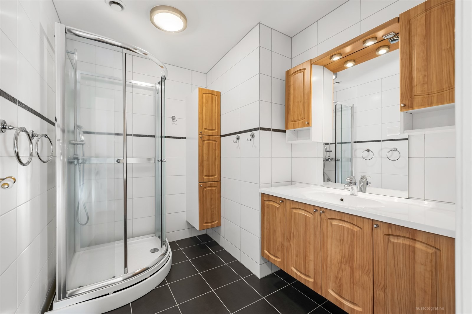 Badet har behandlet innredning med servanttopp. Det er lukket dusjkabinett. Galleribilde