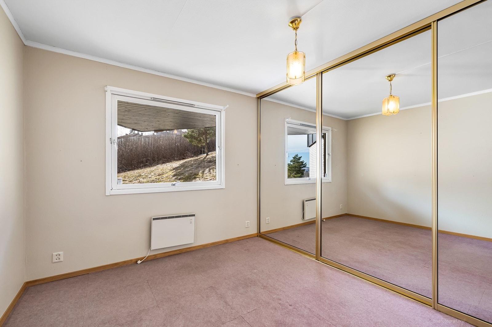 Leiligheten har 3 soverom, dette har skyvedørsgarderobe til oppbevaring, teppefliser på gulv og malte vagger og tak. Galleribilde