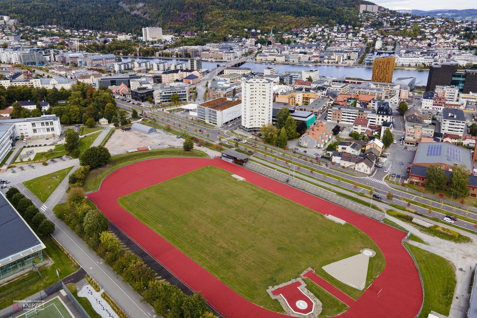 Det er heller ikke lang vei til flott idrettsanlegg. Galleribilde