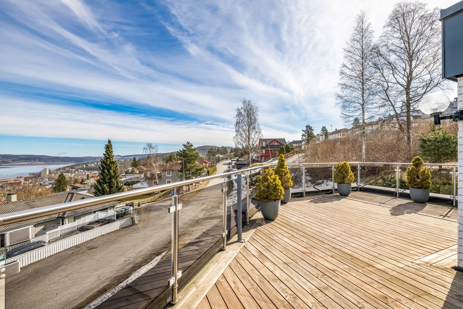 Romslig terrasse med flott utsikt. Galleribilde