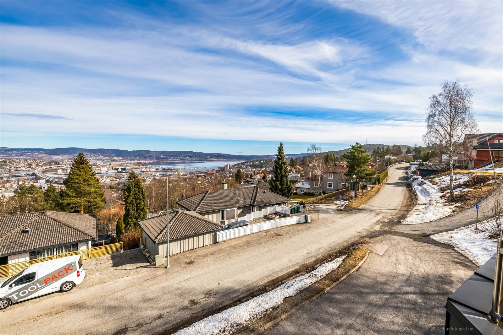 Herlig terrasse med flott utsikt mot byen, fjorden, havnen, Lier og Tangen. Galleribilde