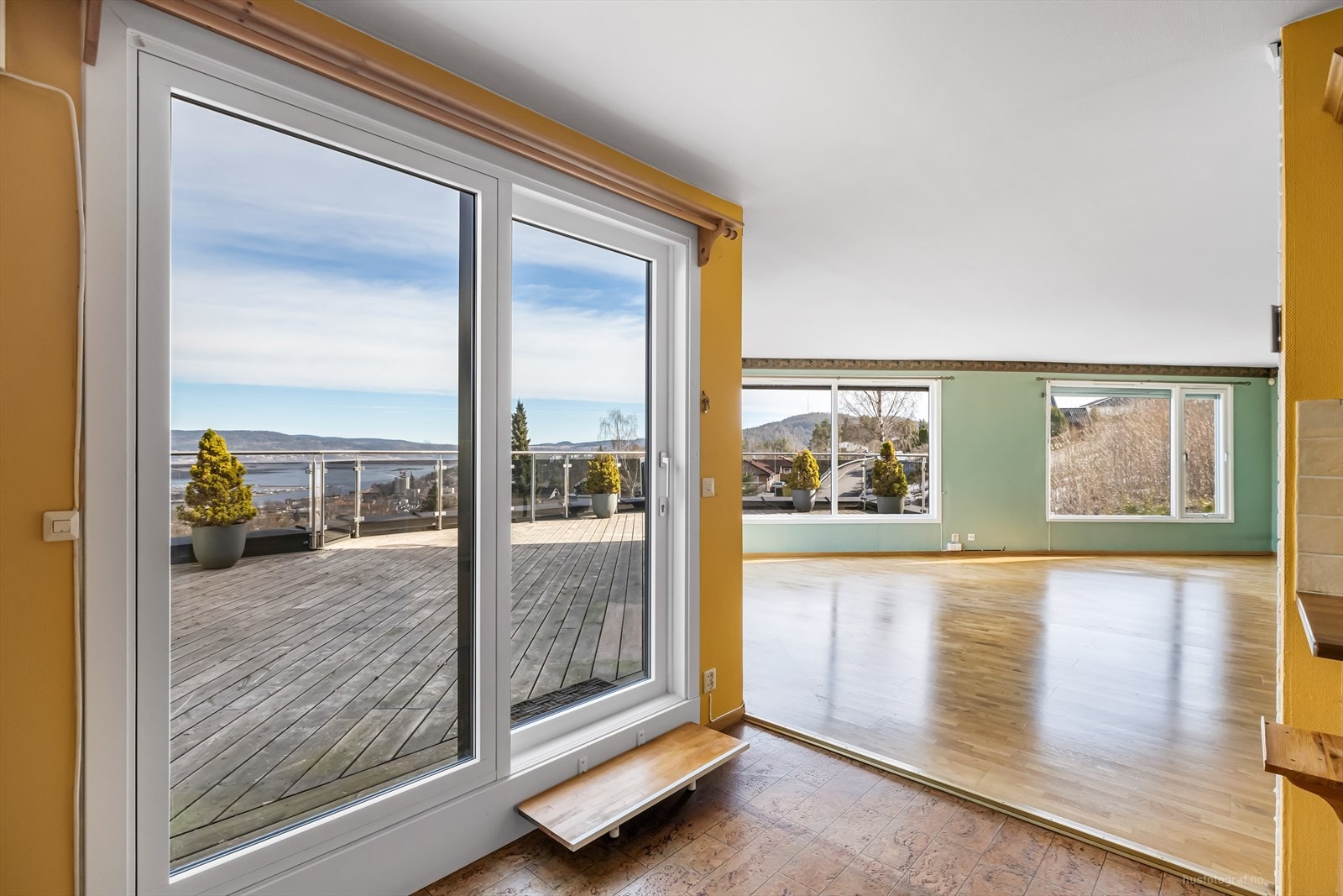 Fra stuen er det en stor skyvedør ut til terrassen. Galleribilde