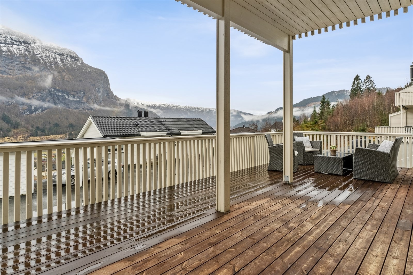 Romsleg, delvis overbygd terrasse Galleribilde