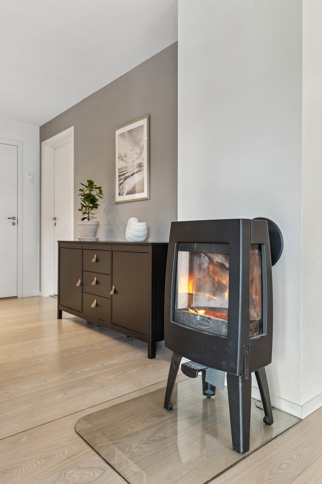 Triveleg å kunne fyre i vedomnen på ekstra kalde dagar - eller berre for kosen! Galleribilde