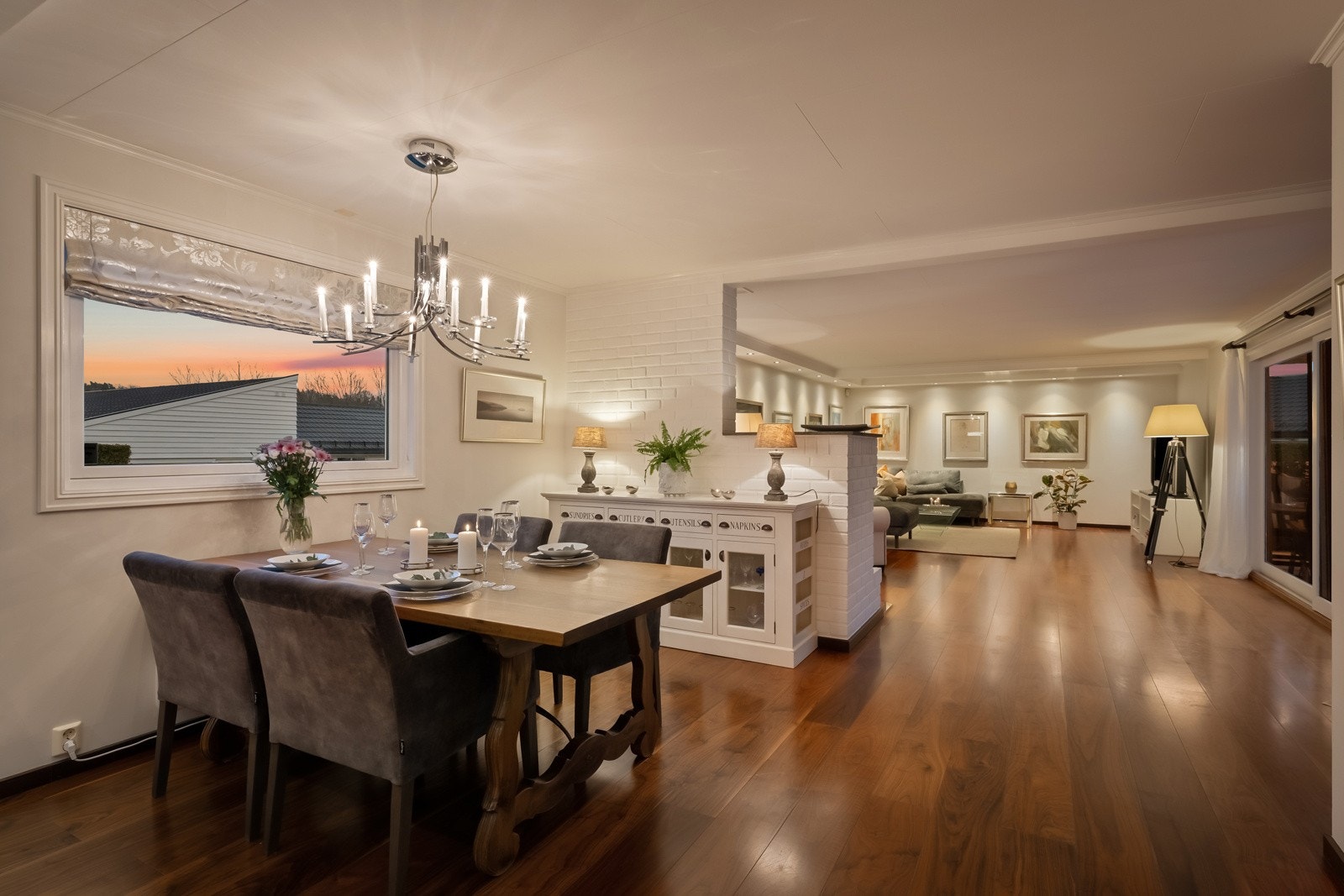 Her er det god plass til stort spisebord med plass til mange gjester Galleribilde