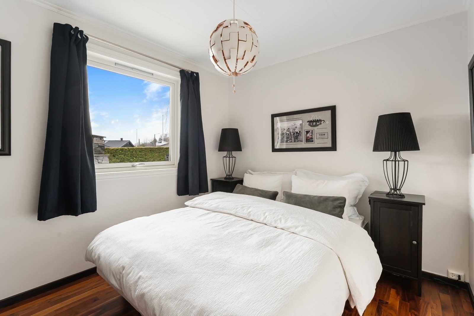 De to andre soverommene er romslige, med store vinduer som slipper inn rikelig med naturlig lys Galleribilde