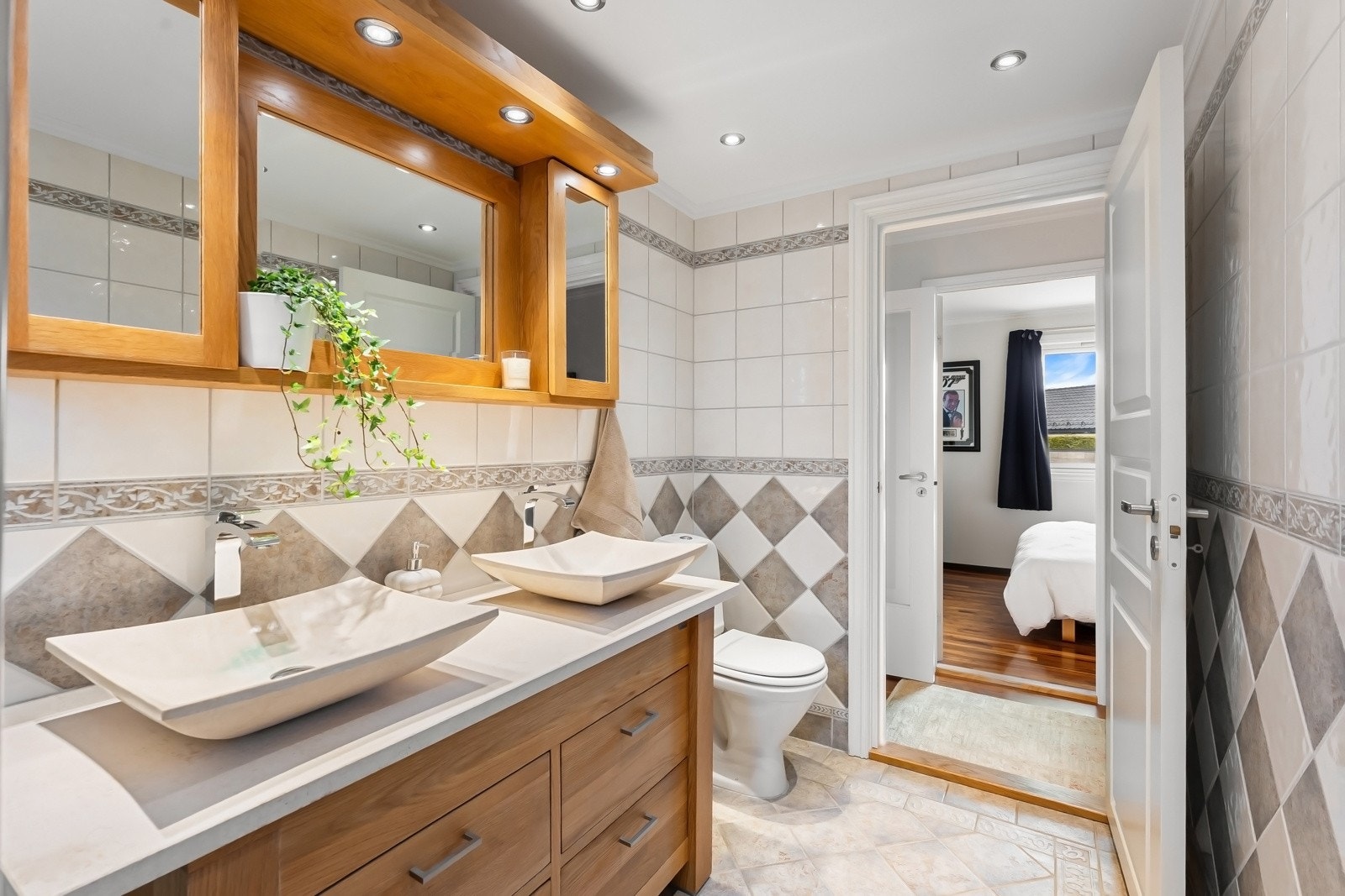 Dobbel servant med underskap i heltre, speil med belysning og downlights i himling Galleribilde