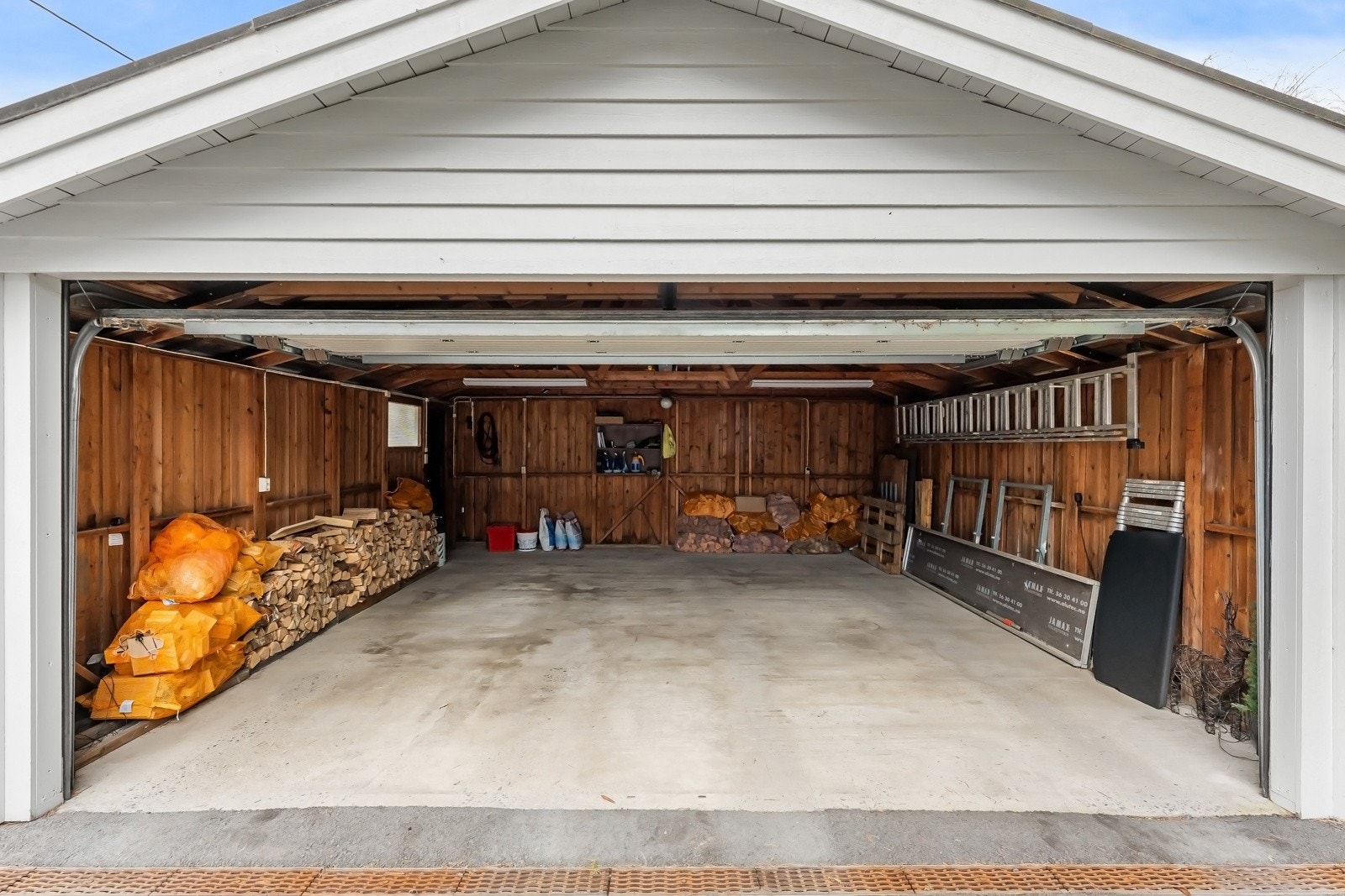 Dobbel garasje på ca. 35 kvm. Nyere garasjeport med elektrisk portåpner Galleribilde