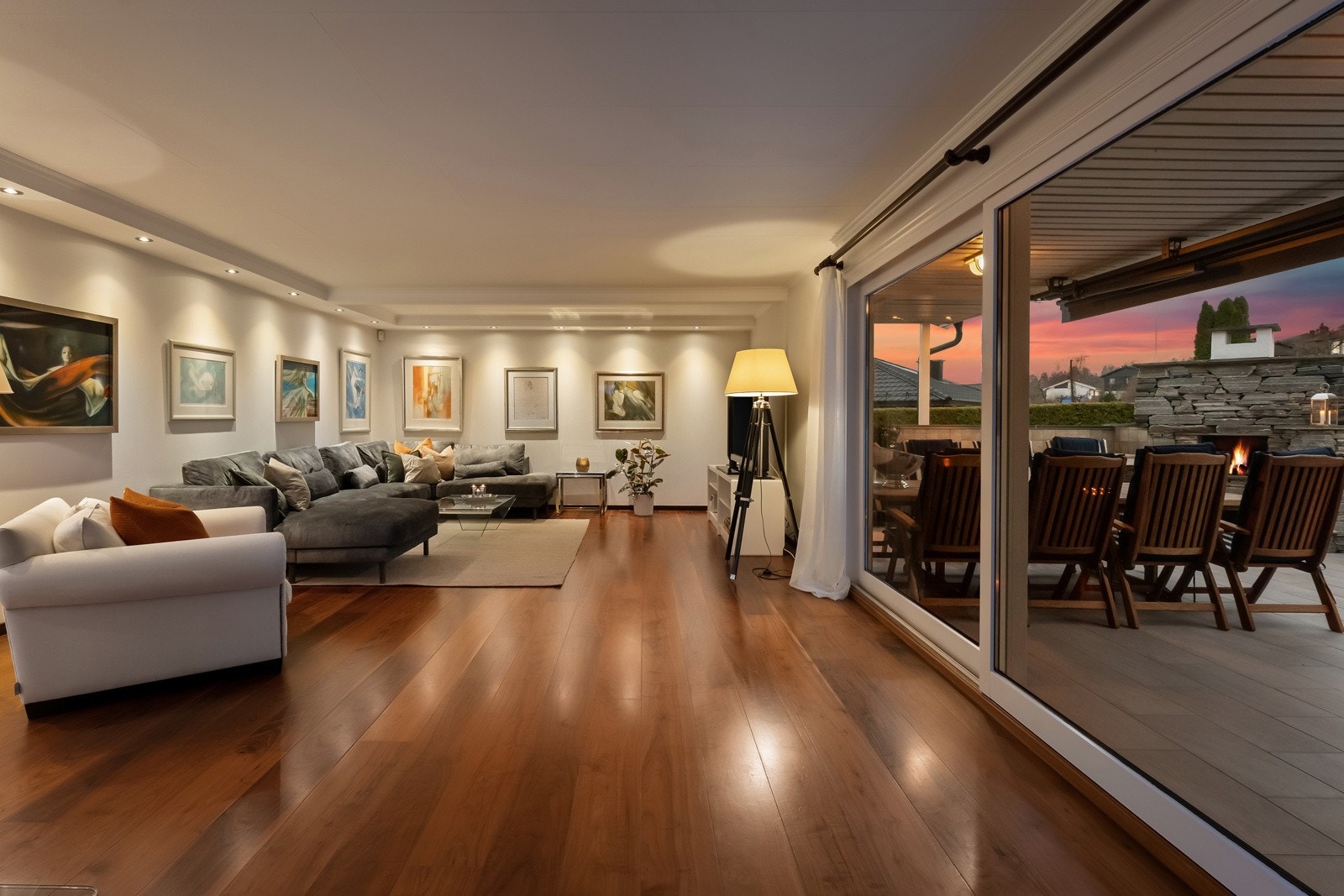 En klassisk og velholdt enebolig med stor, inngjerdet hage og solrike uteplasser Galleribilde