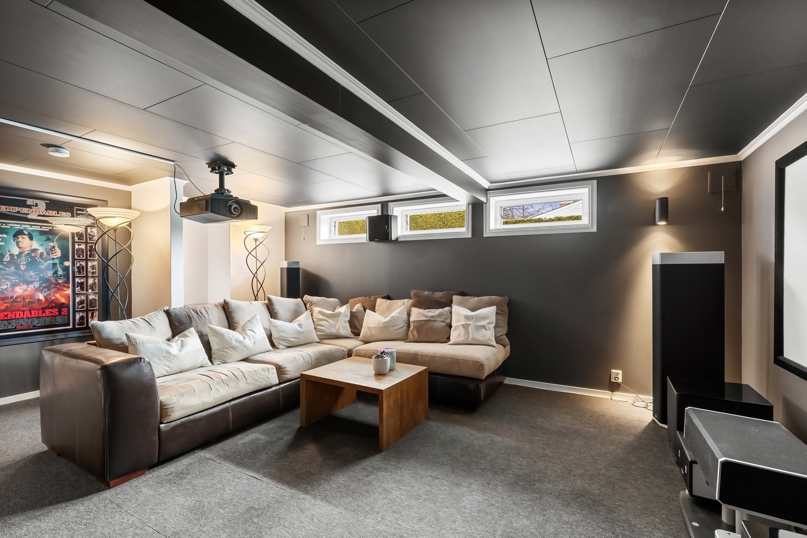 I kjellerstuen er det pipeløp av teglstein med sotluke Galleribilde