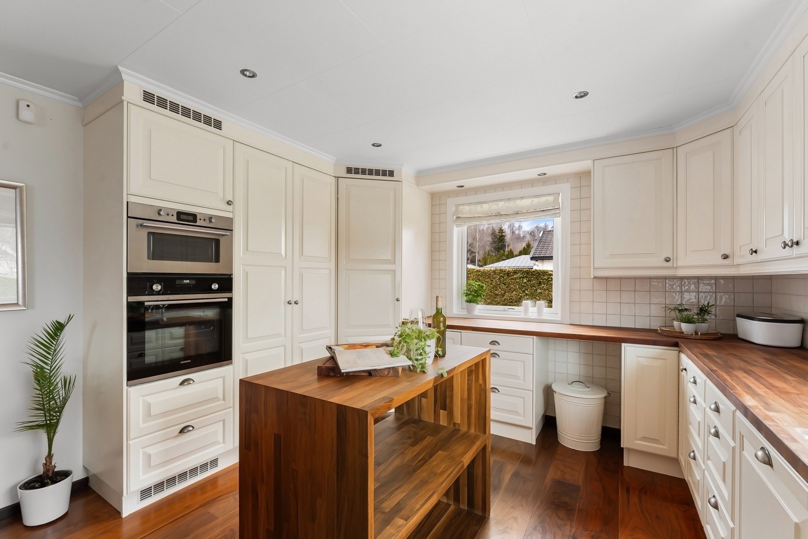 Kjøkkenet er utstyrt med integrerte hvitevarer og oppvaskmaskin. Det er godt med både arbeids- og skapplass Galleribilde