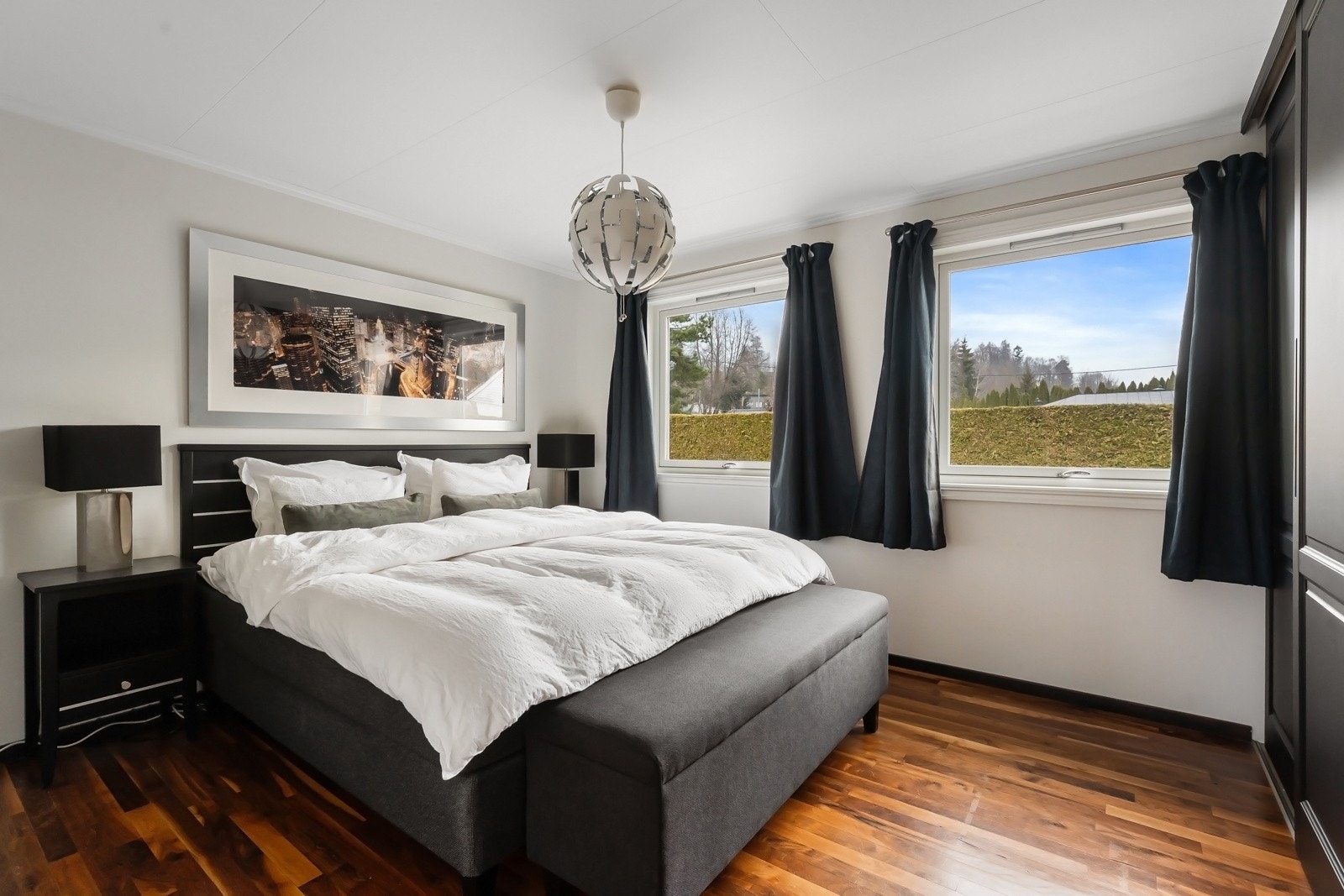 Hovedsoverommet er romslig og har rikelig plass til dobbeltseng, nattbord, kommoder og annet møblement etter ønske Galleribilde