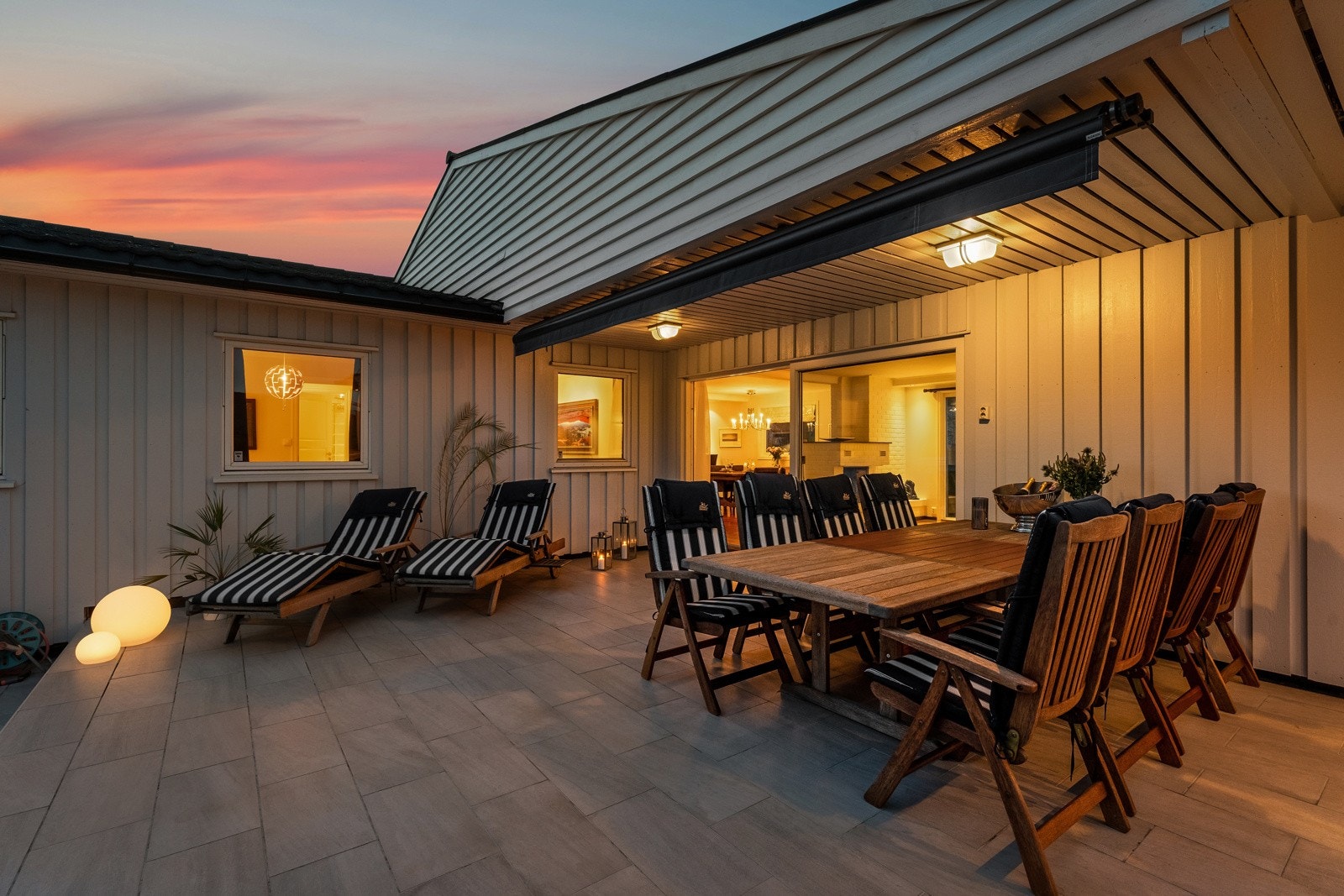 Terrassen er delvis overbygget og det er flislagt dekke Galleribilde