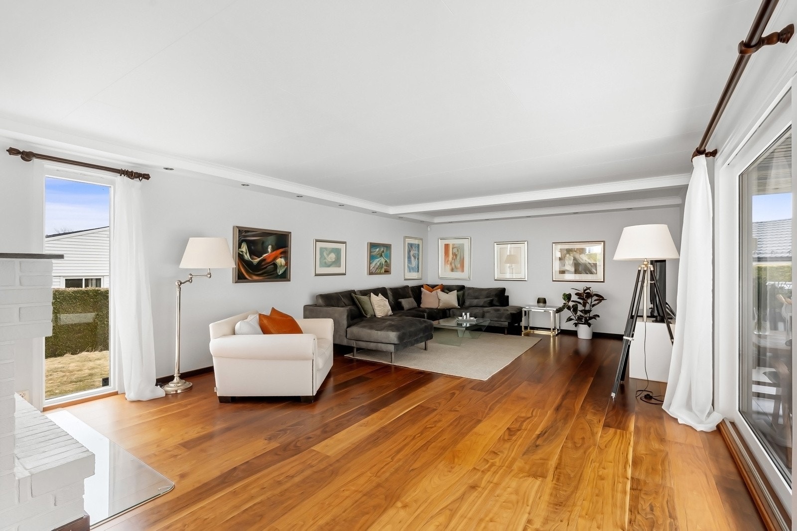 Stuen er romslig og har god plass til både sofagruppe, TV og øvrig møblement Galleribilde