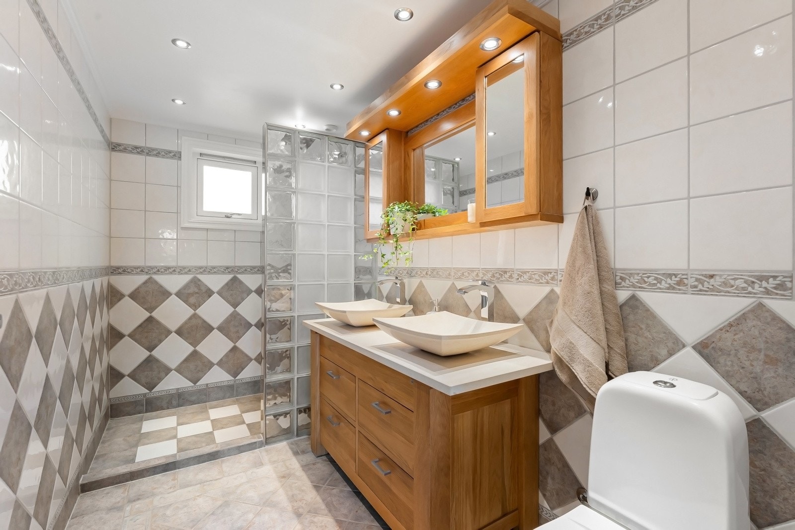 Flislagt bad fra 2005 med varmekabler og adskilt dusjsone i glassbyggerstein Galleribilde