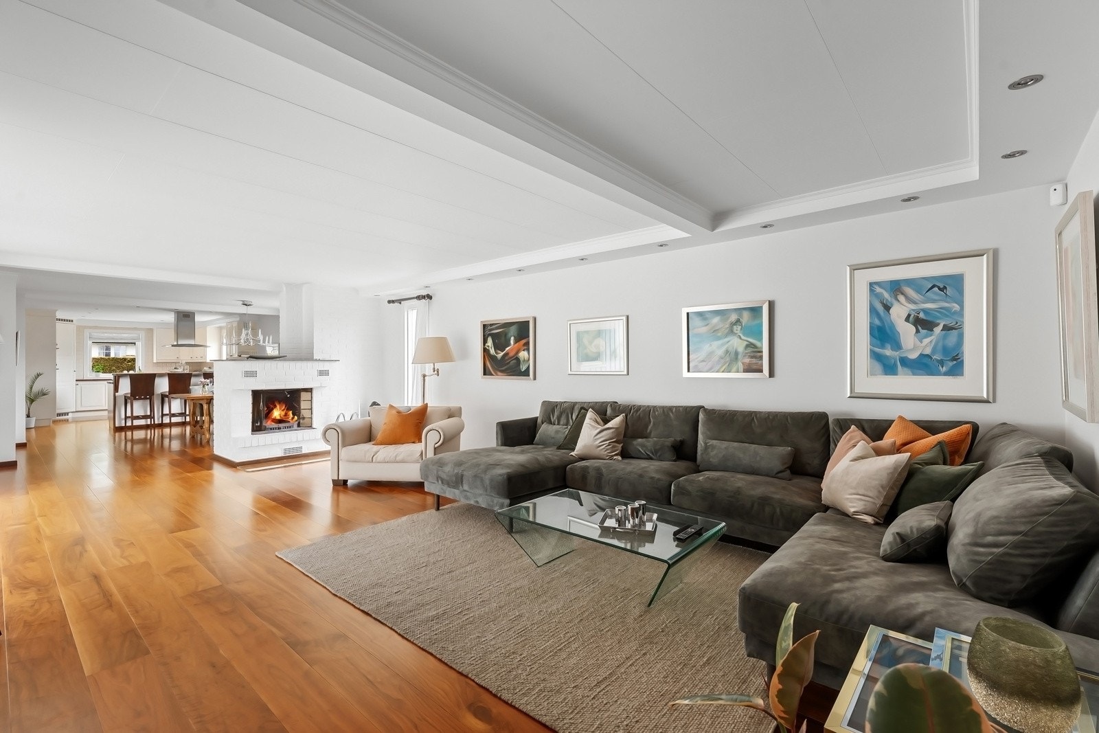 Limt heltre gulv og downlights i himlingen gir jevn belysning Galleribilde