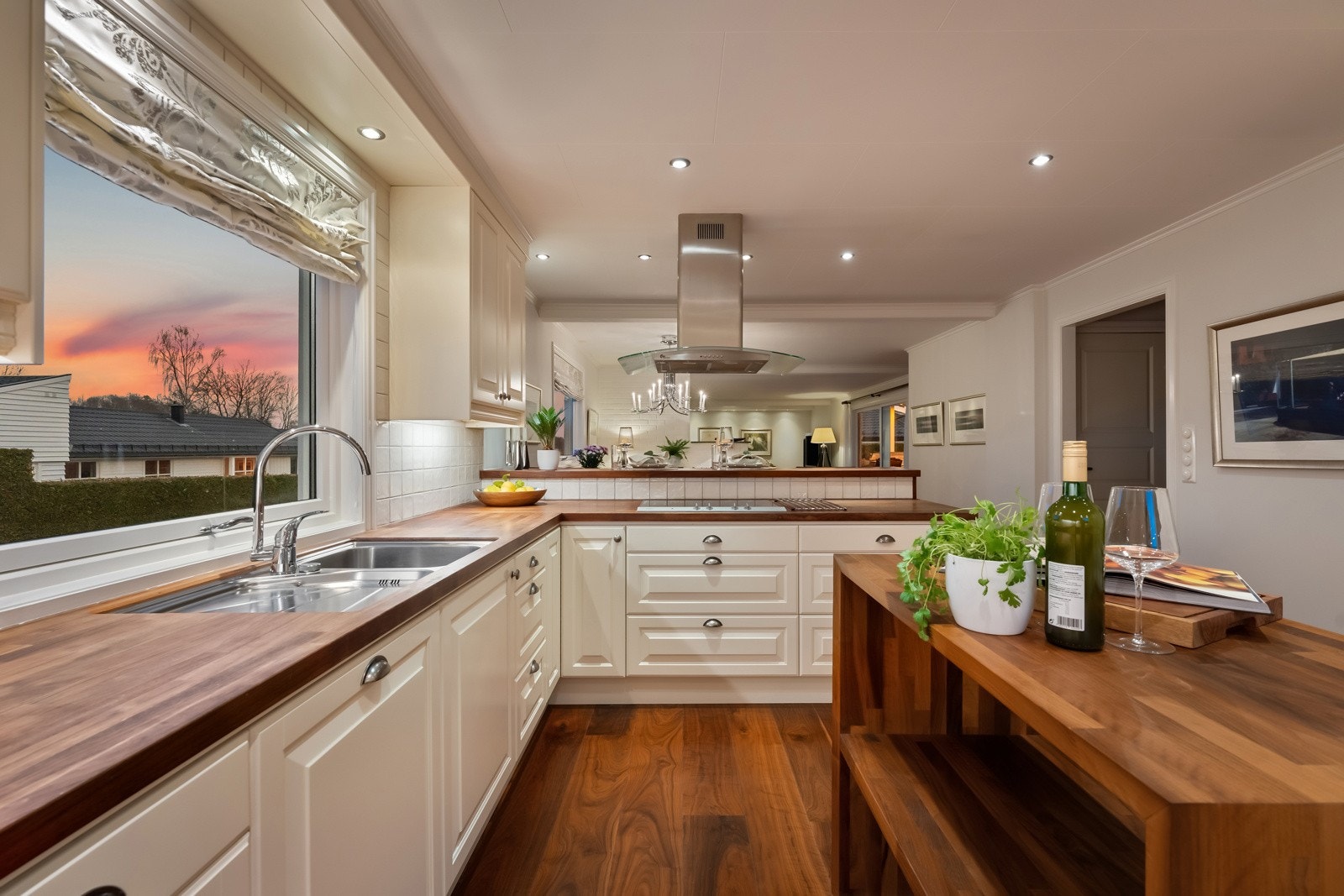 Kjøkkenet ligger i en åpen løsning mot stuen og fremstår som svært romslig og funksjonelt. Spotlights i taket og store vinduer som slipper inn rikelig med naturlig lys Galleribilde