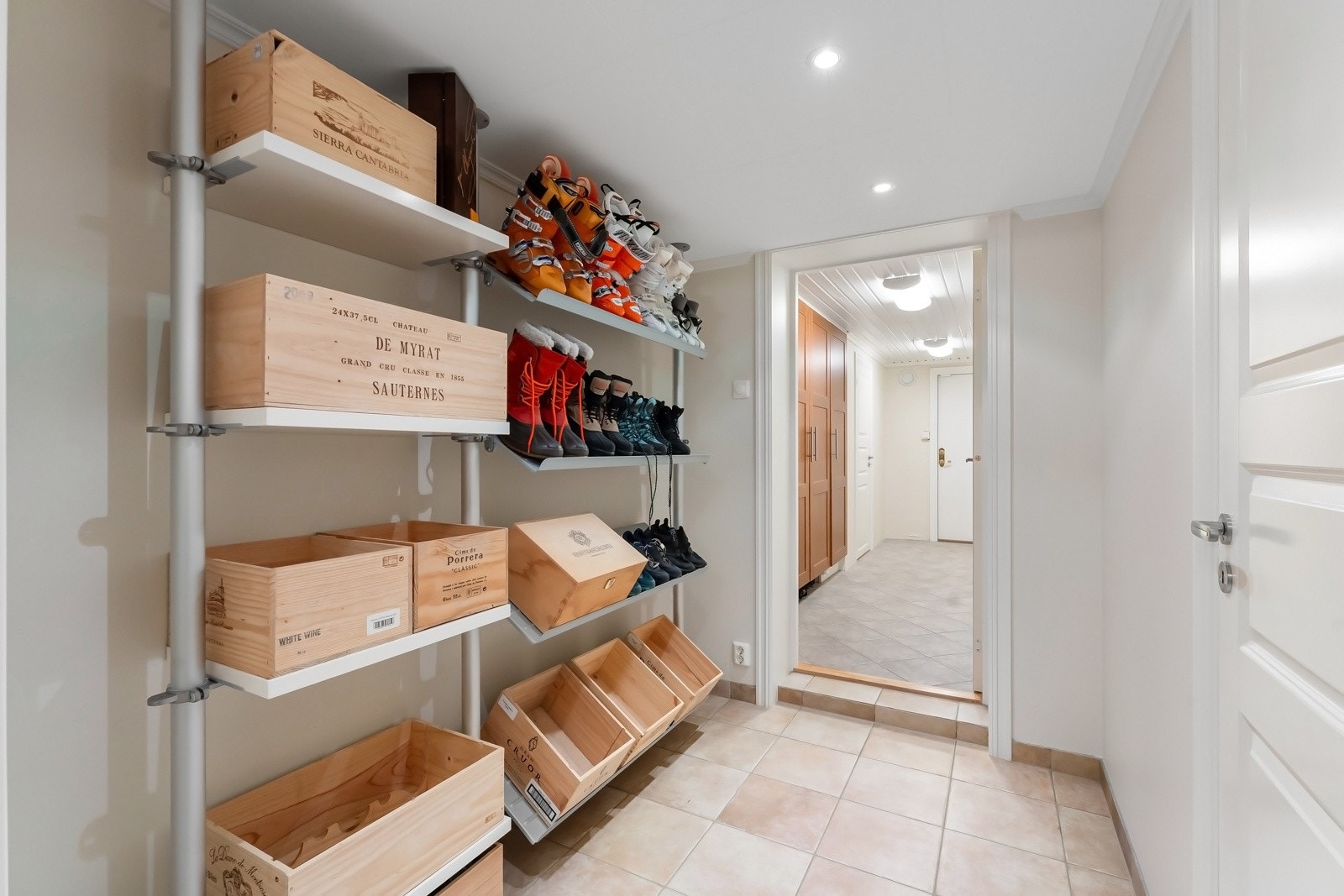 Boligen har 5 romslige boder i kjelleren som gir meget god lagringsplass. Se plantegning Galleribilde