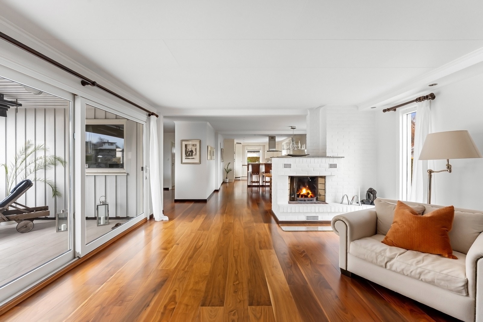 Her har man også en flott peis som gjør seg godt på kalde dager Galleribilde