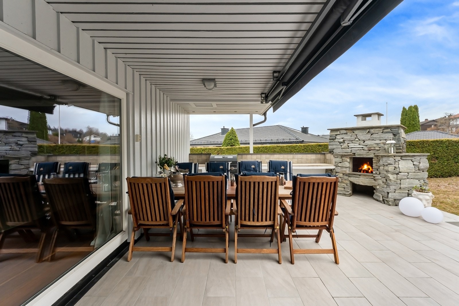 Direkte fra stuen er utgang til en flott terrasse, som gir en fin overgang mellom inne- og uteområdet Galleribilde